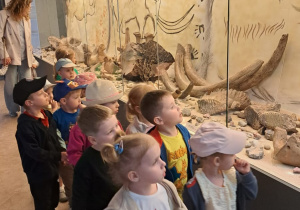 Wycieczka maluszków z grupy IX do Muzeum Okręgowego w Koninie