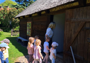 Wycieczka maluszków z grupy IX do Muzeum Okręgowego w Koninie