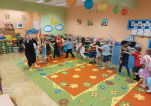 ,,Pokaz Mody Pluszaków w Dniu Dziecka”- grupa V