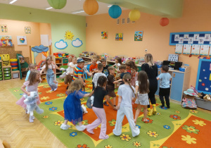 ,,Pokaz Mody Pluszaków w Dniu Dziecka”- grupa V