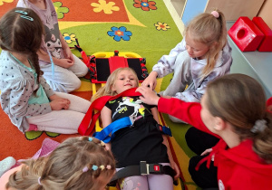 Mali ratownicy w akcji! - warsztaty z pierwszej pomocy w grupie V