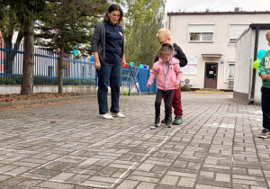 "Zabawy z dawnych lat" - dzień otwarty w Powiatowej Stacji Sanitarno - Epidemiologicznej w Koninie - gr.X