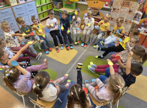 „ Każdy swoją kropkę ma ….” - Międzynarodowy Dzień Kropki w grupie IX