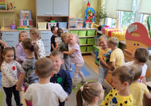 „ Każdy swoją kropkę ma ….” - Międzynarodowy Dzień Kropki w grupie IX