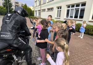 „Brrruum! Cała naprzód ku nowej przygodzie…!”- czyli wizyta tatusia Antosi z gr. XI i jego fascynująca pasja do motorów
