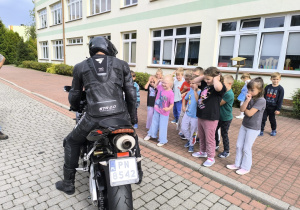 „Brrruum! Cała naprzód ku nowej przygodzie…!”- czyli wizyta tatusia Antosi z gr. XI i jego fascynująca pasja do motorów