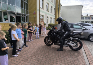 „Brrruum! Cała naprzód ku nowej przygodzie…!”- czyli wizyta tatusia Antosi z gr. XI i jego fascynująca pasja do motorów