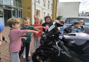 „Brrruum! Cała naprzód ku nowej przygodzie…!”- czyli wizyta tatusia Antosi z gr. XI i jego fascynująca pasja do motorów