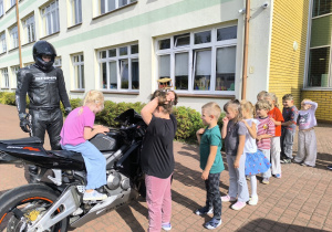 „Brrruum! Cała naprzód ku nowej przygodzie…!”- czyli wizyta tatusia Antosi z gr. XI i jego fascynująca pasja do motorów