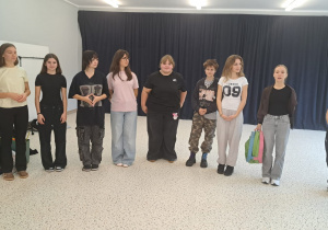 "Razem raźniej, razem weselej..." Spotkanie integrujące dzieci z grup VIII i IX z uczennicami SP 15 ze Szkolnego Klubu Wolontariatu.