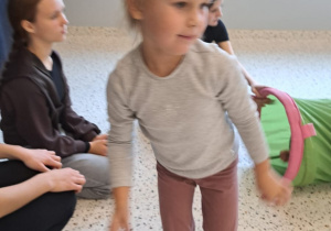 "Razem raźniej, razem weselej..." Spotkanie integrujące dzieci z grup VIII i IX z uczennicami SP 15 ze Szkolnego Klubu Wolontariatu.