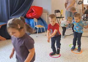 "Razem raźniej, razem weselej..." Spotkanie integrujące dzieci z grup VIII i IX z uczennicami SP 15 ze Szkolnego Klubu Wolontariatu.
