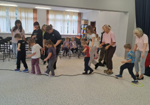 "Razem raźniej, razem weselej..." Spotkanie integrujące dzieci z grup VIII i IX z uczennicami SP 15 ze Szkolnego Klubu Wolontariatu.