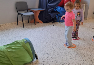 "Razem raźniej, razem weselej..." Spotkanie integrujące dzieci z grup VIII i IX z uczennicami SP 15 ze Szkolnego Klubu Wolontariatu.