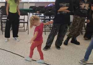 "Razem raźniej, razem weselej..." Spotkanie integrujące dzieci z grup VIII i IX z uczennicami SP 15 ze Szkolnego Klubu Wolontariatu.