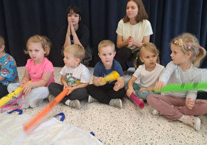 "Razem raźniej, razem weselej..." Spotkanie integrujące dzieci z grup VIII i IX z uczennicami SP 15 ze Szkolnego Klubu Wolontariatu.