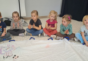 "Razem raźniej, razem weselej..." Spotkanie integrujące dzieci z grup VIII i IX z uczennicami SP 15 ze Szkolnego Klubu Wolontariatu.