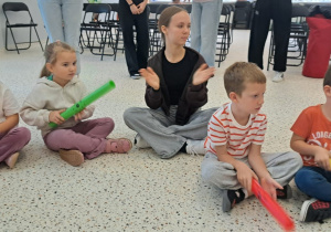 "Razem raźniej, razem weselej..." Spotkanie integrujące dzieci z grup VIII i IX z uczennicami SP 15 ze Szkolnego Klubu Wolontariatu.