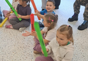 "Razem raźniej, razem weselej..." Spotkanie integrujące dzieci z grup VIII i IX z uczennicami SP 15 ze Szkolnego Klubu Wolontariatu.
