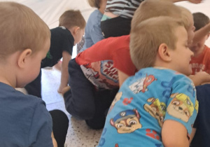 "Razem raźniej, razem weselej..." Spotkanie integrujące dzieci z grup VIII i IX z uczennicami SP 15 ze Szkolnego Klubu Wolontariatu.