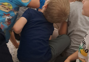 "Razem raźniej, razem weselej..." Spotkanie integrujące dzieci z grup VIII i IX z uczennicami SP 15 ze Szkolnego Klubu Wolontariatu.
