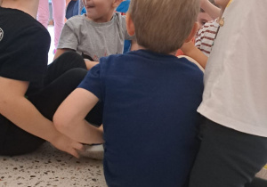 "Razem raźniej, razem weselej..." Spotkanie integrujące dzieci z grup VIII i IX z uczennicami SP 15 ze Szkolnego Klubu Wolontariatu.