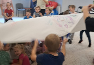 "Razem raźniej, razem weselej..." Spotkanie integrujące dzieci z grup VIII i IX z uczennicami SP 15 ze Szkolnego Klubu Wolontariatu.