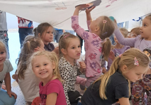 "Razem raźniej, razem weselej..." Spotkanie integrujące dzieci z grup VIII i IX z uczennicami SP 15 ze Szkolnego Klubu Wolontariatu.
