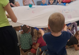 "Razem raźniej, razem weselej..." Spotkanie integrujące dzieci z grup VIII i IX z uczennicami SP 15 ze Szkolnego Klubu Wolontariatu.