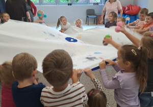 "Razem raźniej, razem weselej..." Spotkanie integrujące dzieci z grup VIII i IX z uczennicami SP 15 ze Szkolnego Klubu Wolontariatu.