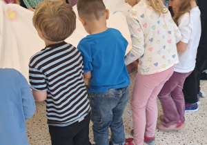 "Razem raźniej, razem weselej..." Spotkanie integrujące dzieci z grup VIII i IX z uczennicami SP 15 ze Szkolnego Klubu Wolontariatu.