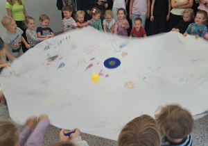 "Razem raźniej, razem weselej..." Spotkanie integrujące dzieci z grup VIII i IX z uczennicami SP 15 ze Szkolnego Klubu Wolontariatu.