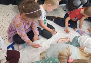 "Razem raźniej, razem weselej..." Spotkanie integrujące dzieci z grup VIII i IX z uczennicami SP 15 ze Szkolnego Klubu Wolontariatu.