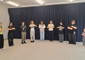 "Razem raźniej, razem weselej..." Spotkanie integrujące dzieci z grup VIII i IX z uczennicami SP 15 ze Szkolnego Klubu Wolontariatu.