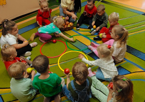 Grupa II w krainie jabłka, jabłuszka!