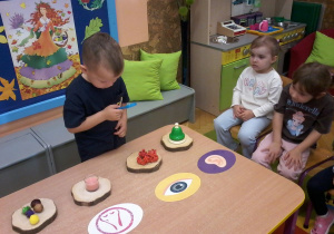 "Jesień zmysłami maluszków"– innowacja pedagogiczna w grupie III