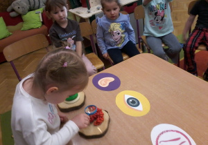 "Jesień zmysłami maluszków"– innowacja pedagogiczna w grupie III