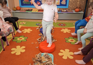 "Jesień zmysłami maluszków"– innowacja pedagogiczna w grupie III