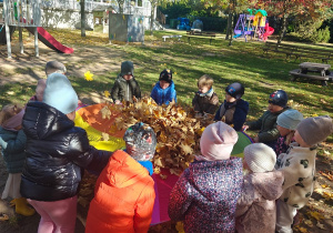 „Z Panią Jesień odkrywamy skarby jesieni”- projekt edukacyjny w grupie II