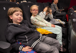 Przedszkolaki w teatralnym świecie Rumcajsa