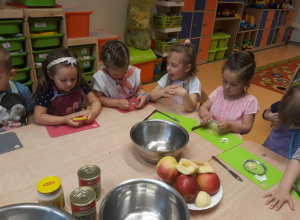 Przedszkolne kuchcikowo - innowacja w gr. III - dzisiaj sałatka warzywna 