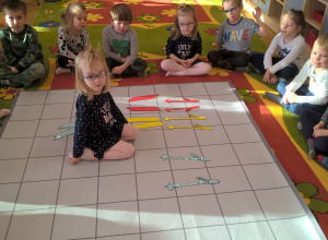 Zimowe kodowanie na dywanie w grupie IV